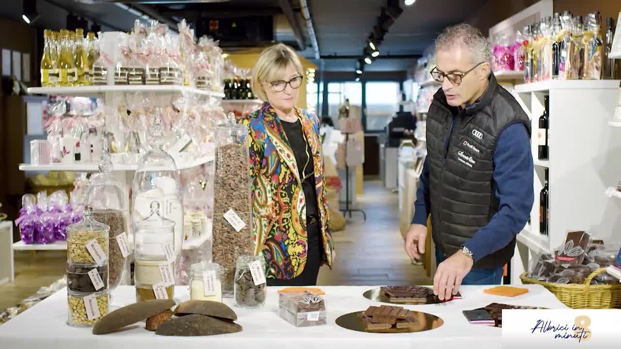 Albrici in 8 Minuti - Tortino al cioccolato con pistacchi caramellati e coulis di lamponi